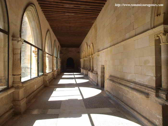 crujía gótica al lado oriental del claustro, con la sala capitular